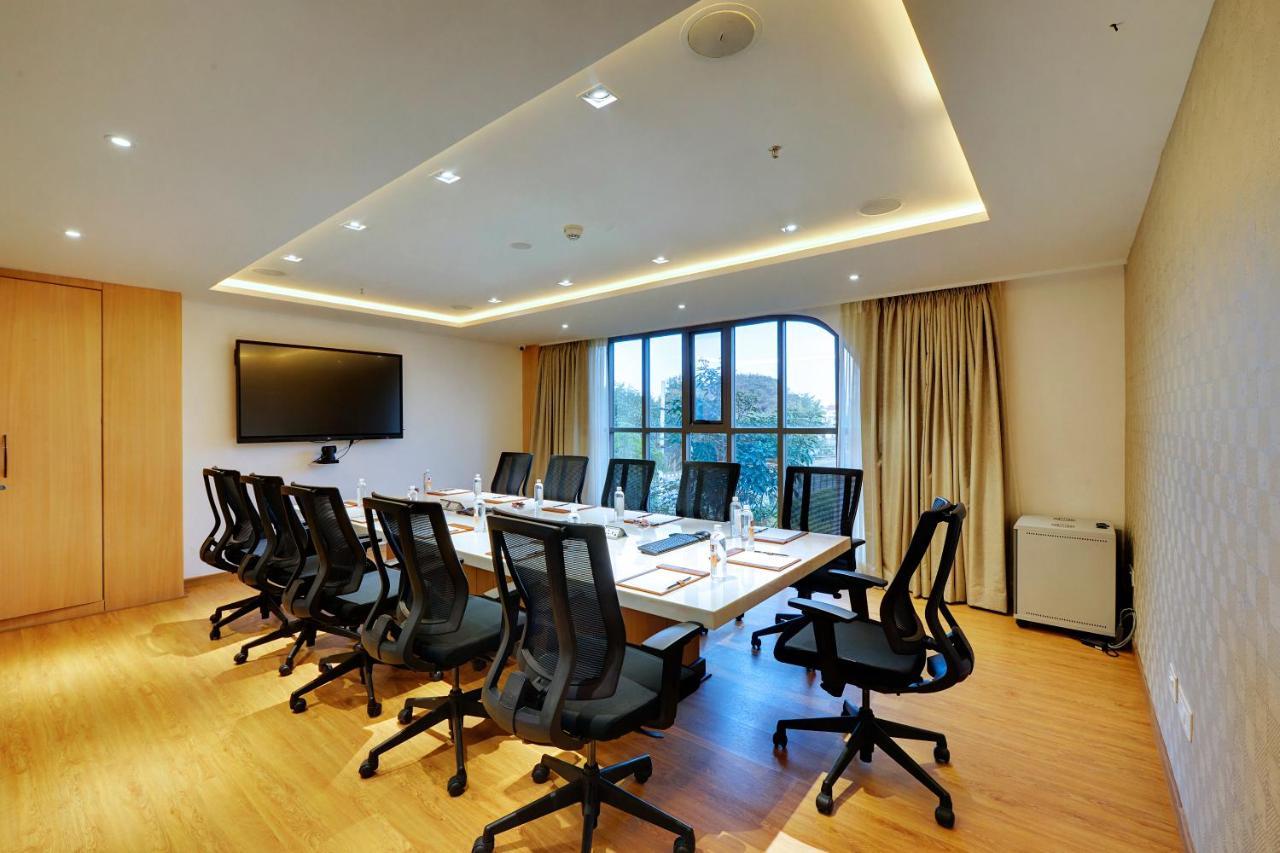 Clarion Hotel Bangalore Yesvantpur Esterno foto